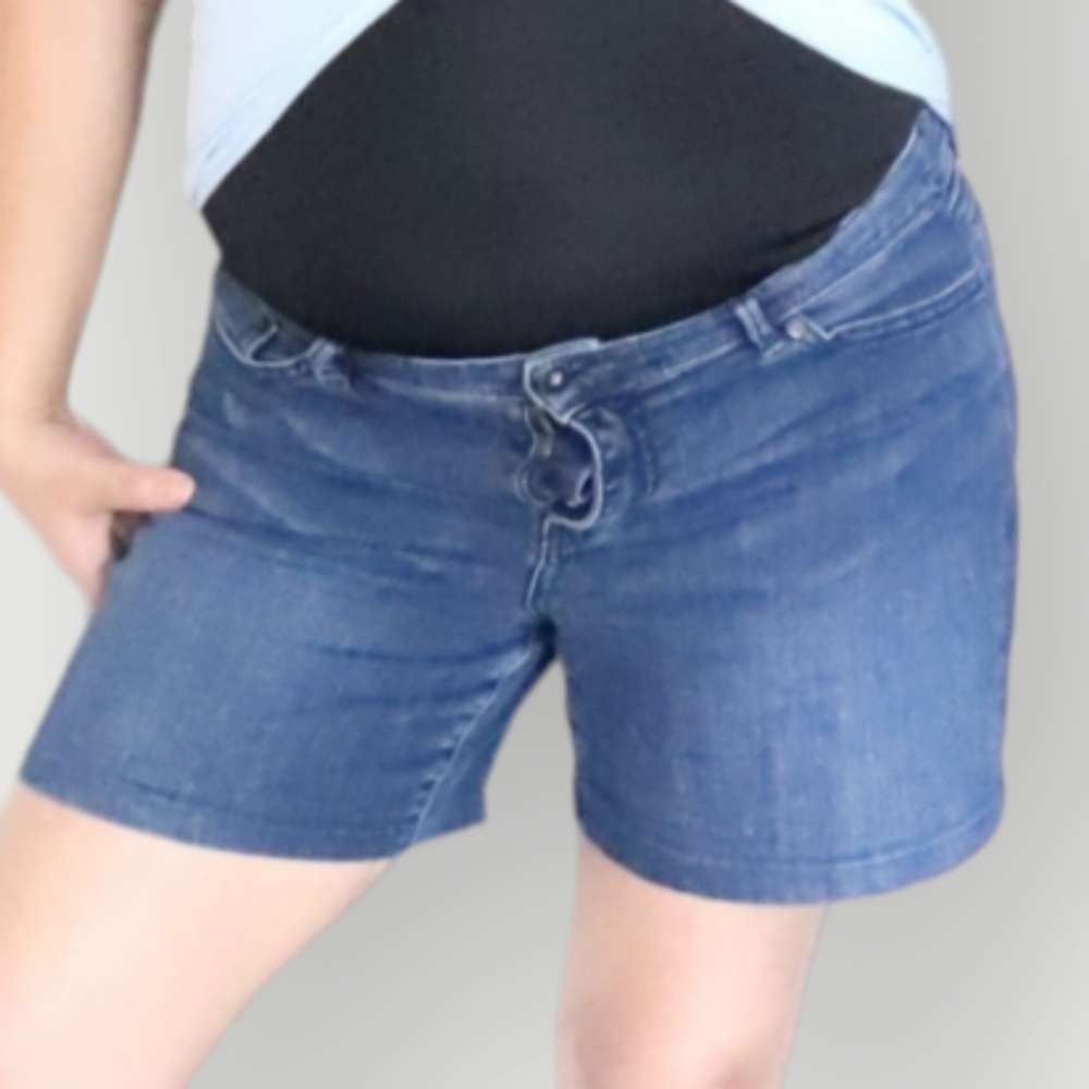 LIZ CLAIBORNE WOMENS SIZE 6 CLASSIC FIT DENIM SHORTS